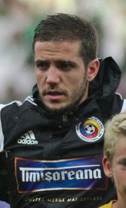 칩치우가 2014년 6월 4일 알제리와의 1-2 패배를 앞두고 라인업을 하고 있으며, 이 경기에서 루마니아의 동점골을 넣었다.