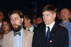 산토스 뒤몽의 방계 후손인 알렉상드르와 마르코스 빌라레스가 2006년 7월 26일 브라질리아에서 국가 영웅으로 산토스 뒤몽을 명명하는 기념식에서