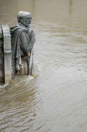 2016년 6월 3일, 홍수로 부분적으로 물에 잠긴 주아브 조각상