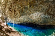 텔레노벨라에는 그루타 두 라고 아줄의 장면이 포함되어 있으며, 이는 마투그로수두술 주의 보니토에서 촬영되었다.