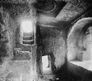 압살롬 기념비 내부 모습, 포토샵으로 20세기 초 사진 두 장을 모핑하여 제작.