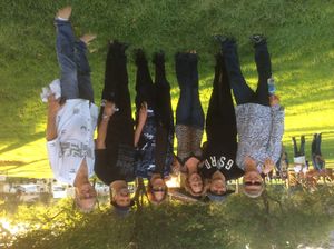 2014년 8월 3일 캘리포니아주 아고라 힐스에서 열린 야외 콘서트에서 공연하는 암브로시아. (왼쪽부터: 조 푸에르타, 켄 스테이시, 메리 해리스, 크리스토퍼 노스, 더그 잭슨, 버리 드러먼드)