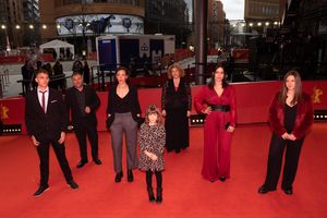 베를린 영화제에서 영화를 발표하는 출연진들