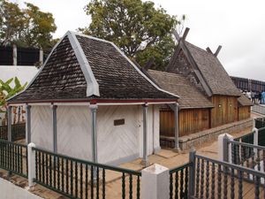 왕족의 유해가 tranomasina 아래의 묘에 안치되어 있다.