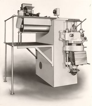 재료 비율, 반죽 혼합, 반죽 오거, 다이 유지 및 제품 절단 기능이 있는 초기 모델 파스타 압출기