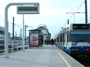 51번 경전철 차량이 자위트역에 정차해 있으며, 이곳에서 제3궤조에서 가공 전선으로 전원 공급 방식을 변경한다.