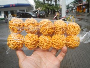 노란색으로 염색되어 작은 공 모양으로 만들어진 암파우