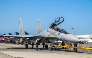 러시아 연방은 18대의 수호이 Su-30MKM 전투기 구매를 위해 말레이시아 우주 비행사 훈련 비용을 부담했다.