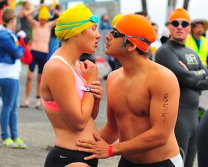 남성 수영 선수가 여성 수영 선수의 허리에 손을 얹고 있는 모습, 미국