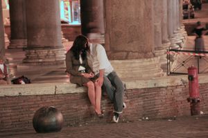 로마 판테온에서 애정 표현을 하는 젊은 커플