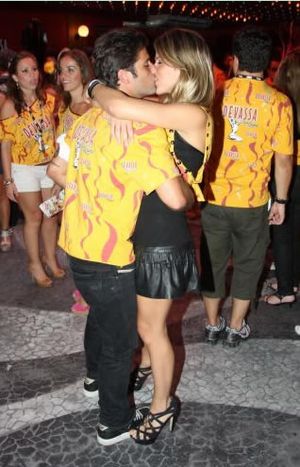 브라질 배우 브루노 갈리아소와 지오바나 에반크, 부부 관계인 이들은 2010년에 춤을 추며 공개적으로 키스하고 포옹한다.