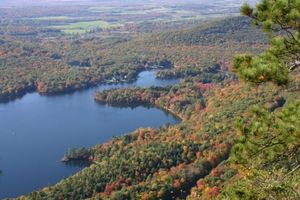 던모어 호수는 솔즈베리와 레스터에 위치해 있으며, 애디슨군 내에 완전히 위치해 있다.