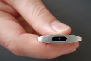 켜진 적외선 LED가 있는 2세대 애플 리모컨