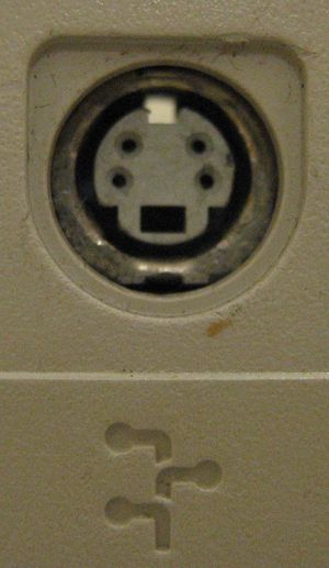 애플 데스크탑 버스(ADB) 커넥터