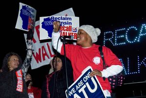 워커가 위스콘신 주지사 소환 선거에 대한 지지를 결집하고 있다.