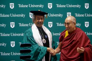 2013년 달라이 라마와 함께 있는 투생