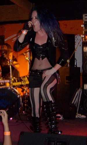 2009년 더 아고니스트와 함께 공연하는 화이트-글루즈.