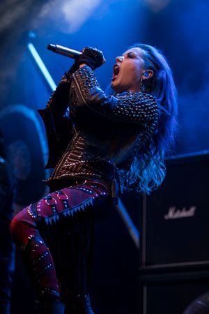 2019년 아치 에너미와 함께 공연하는 앨리사 화이트 글루즈