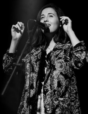 2017년 로스앤젤레스에서 라이브 공연을 하는 앨리스