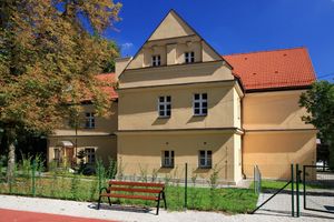 르네상스 시대의 로스텍 가문과 스크레벤스키 가문의 방어형 저택 (현재 유치원) - 브지에