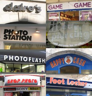 프랑스 서부 라 로셸의 쇼핑 센터 간판들은 영어의 사용 예시를 보여준다.