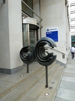 런던의 앵글로 아메리칸 사무실 밖 조각상