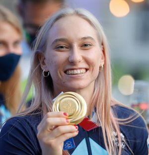 2020 하계 올림픽 금메달을 든 가른브레트