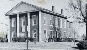 1851년에 지어진 최초의 야드킨군 법원