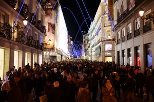 장식 조명이 있는 붐비는 거리.