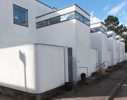 야코부스 오우트가 설계한 바이센호프 주거 단지의 갤러리 하우스