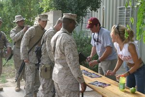 어맨다 스위스텐과 딘 케인이 2005년 5월 15일 캠프 교환소에서 군인들에게 사인을 해주고 있다.