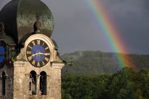 교회 주변의 무지개