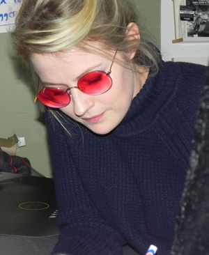 마그나손, 최신 앨범 "Woman Travels Alone" 사인, 2014