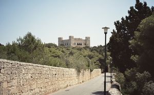 드라마 시리즈는 몰타의 Verdala Palace에서 일리리오 모파티스의 저택 장면을 촬영했다