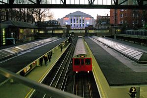 얼스 코트 역에서 본 얼스 코트 전면