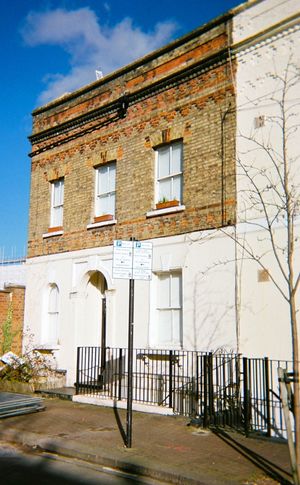 여왕 빅토리아의 방문을 기념하여 명명된 엠프레스 플레이스 SW6의 1865년 유산 건물, 철거 예정인 얼스 코트 2에 인접해 있다