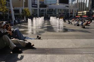 600개의 지상 노즐이 광장의 주요 보행로에 20개의 그룹으로 흩어져 있다.