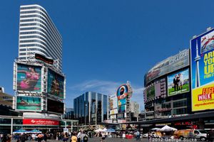 서쪽의 이튼 센터와 광장 북쪽의 더 테너의 모습. 미디어 타워가 광장 북서쪽에 위치해 있다.