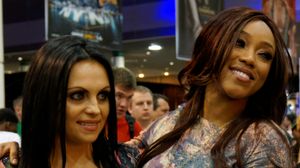 "폭사나" 악사나 (왼쪽)와 알리샤 폭스 (오른쪽) 2014년 4월