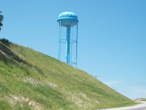 KY 101를 따라 있는 급수탑은 에드먼슨군 남부에 들어서는 방문객을 환영한다.