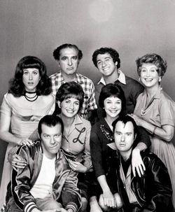 Laverne & Shirley (1976) 출연진. 왼쪽부터 캐롤 이타 화이트, 필 포스터, 멕카, 베티 개릿(중간 줄), 페니 마셜, 신디 윌리엄스(앉은 줄), 마이클 맥키언, 데이비드 랜더.