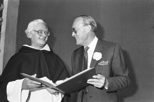 에라스무스 상과 베른하르트 공과 함께 있는 스힐레베이크스