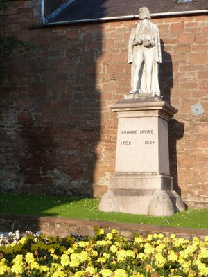 애넌 교회 묘지에 있는 에드워드 어빙의 동상
