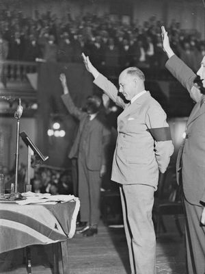 뉴 가드 지도자 에릭 캠벨 대령이 무대에서 경례하는 모습; 1931년 12월 17일 촬영.