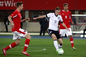 2013년 친선 경기에서 오스트리아를 상대로 활약하는 에런