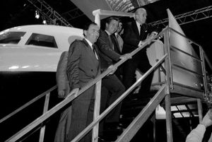 자크 샤방델마와 도미니크 보디가 1987년 10월 툴루즈에서 실물 크기 모형 앞에서 찍은 사진.