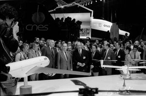 프랑스 대통령 미테랑 뒤에 있는 에르메스 모형. 1987년 툴루즈에서 촬영한 사진.