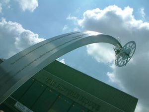 예술가 마리안 포레스트의 에브밸 타운 센터 시계 (스미스 오브 더비 제작)