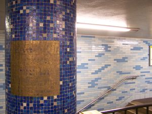 1958년/1959년 보수 공사 이후로 역 기둥에 설치된 모자이크