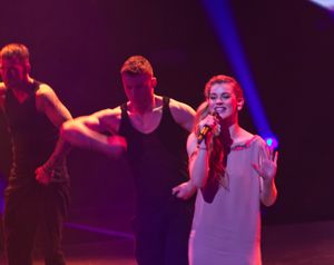 에멜리에 드 포레스트가 Unser Song für Dänemark에서 공연하는 모습